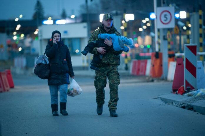 GUERRA IN UCRAINA, I RIFUGIATI ATTRAVERSANO IL CONFINE CON LA POLONIA