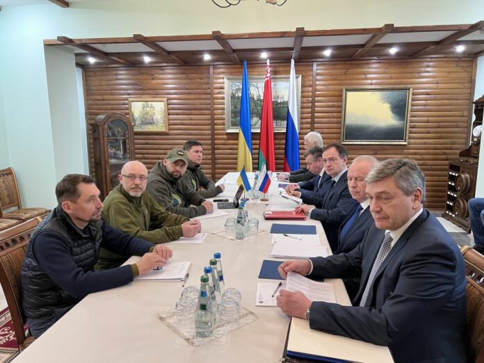 GUERRA IN UCRAINA, IL TERZO TAVOLO DEI NEGOZIATI TRA LE DELEGAZIONI DI MOSCA E KIEV