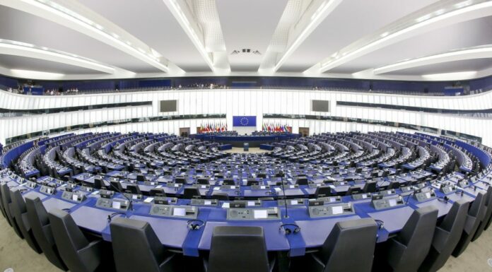 Il Parlamento Ue chiede un giro di vite contro i “passaporti d’oro”
