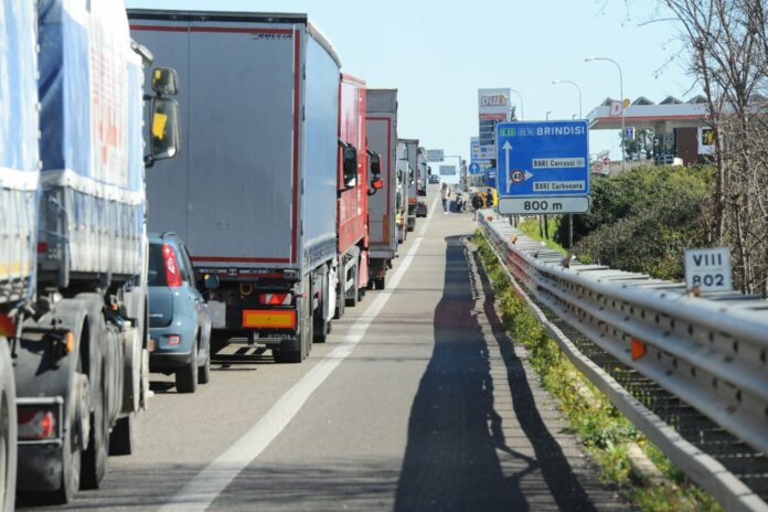 TANGENZIALE SS 16 BRINDISI CARO CARBURANTE ARRIVANO I TIR LUMACA