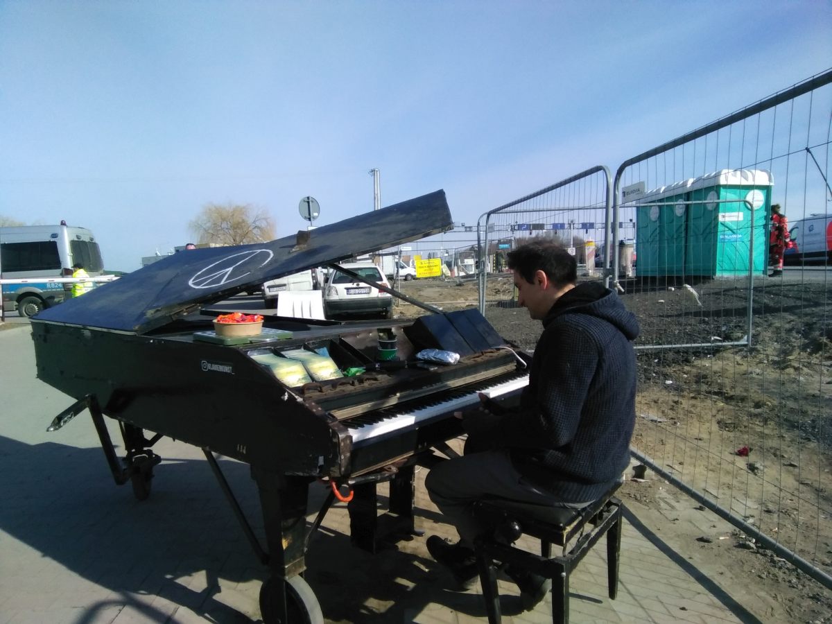 In Polonia un pianista siciliano accoglie i profughi ucraini