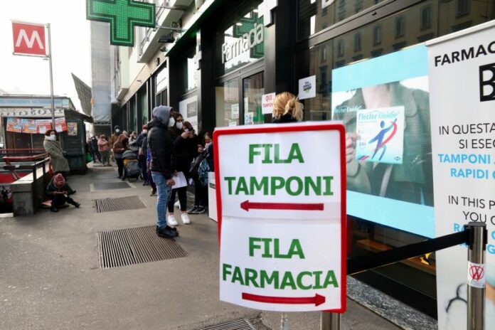 FARMACIA CODA DI BAMBINI E ADULTI PER SOTTOPORSI A TAMPONI TAMPONE FILE FILA