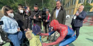 Toti e lo spiderman ligure in visita ai bambini ucraini a Santa Dorotea