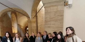 Scarpa rossa contro la violenza sulle donne al Palazzo dei Normanni a Palermo