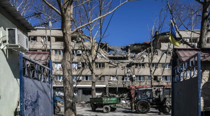 Trenta giorni di guerra in Ucraina, l’Ue rafforza il sostegno a Kiev