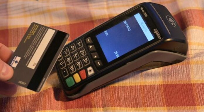 In calo l’uso del contante, sempre più usate le carte di pagamento