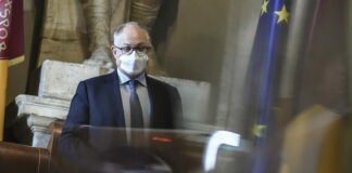Sindaco Gualtieri positivo al Covid, “Sto bene e lavoro da casa”