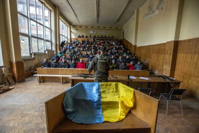 UCRAINA OCCIDENTALE, ADDESTRAMENTO DEI CIVILI ALL’ USO DELLE ARMI