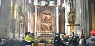 Il sindaco di Venezia Brugnaro ai funerali di Maurizio Calligaro