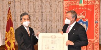 Il sindaco Brugnaro riceve l’onorificenza “Ordine del Sol Levante”