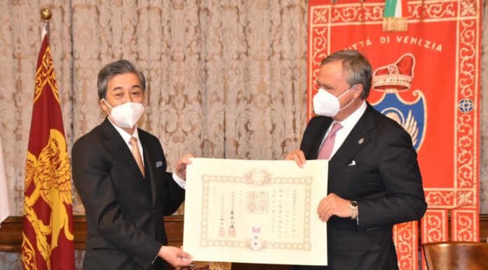 Il sindaco Brugnaro riceve l’onorificenza “Ordine del Sol Levante”