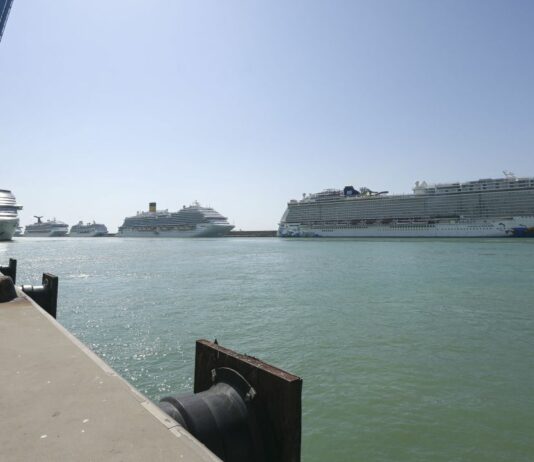 In forte aumento il traffico di passeggeri via mare, stabile il trasporto merci