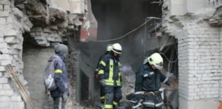 Colpita la torre della tv a Kiev. Zelensky parla con Biden: “Grazie per il sostegno”