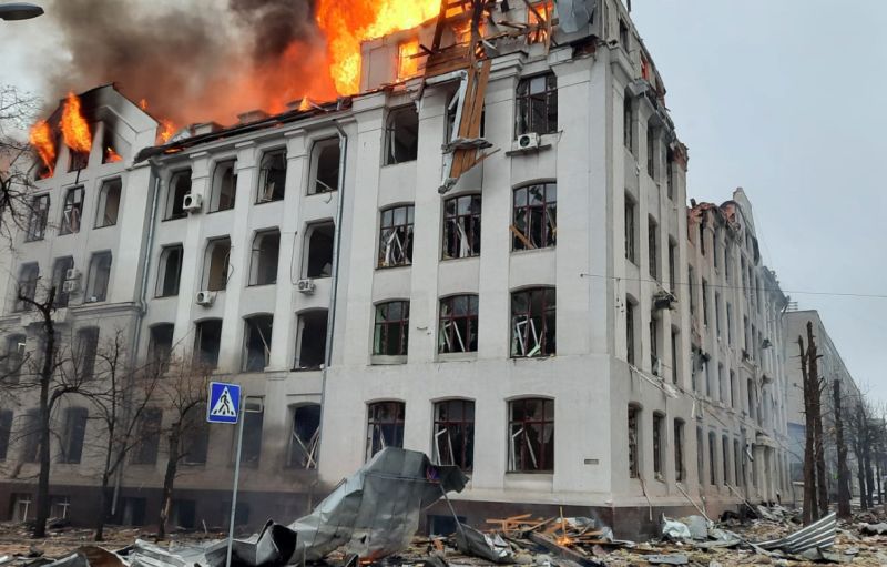 Ucraina, città sotto bombe e missili. Già un milione di profughi. Zelensky: “Opporremo una resistenza feroce”