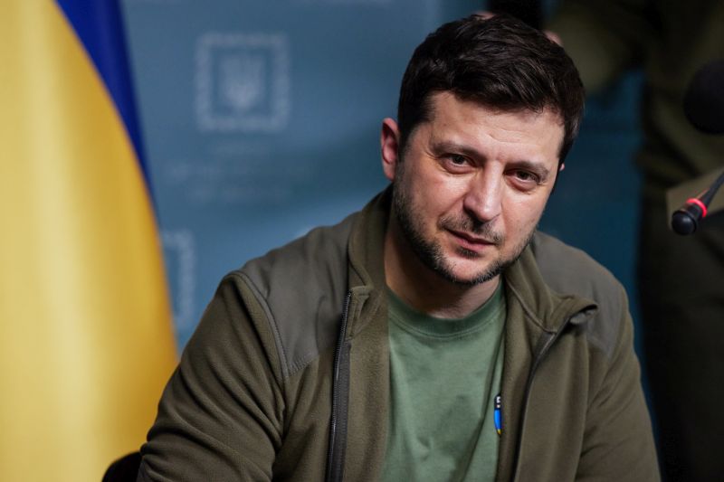 Zelensky pronto a una pace “senza indugio” ma situazione resta critica