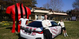 Speciale versione della nuova Bmw i4 per la quarta maglia del Milan