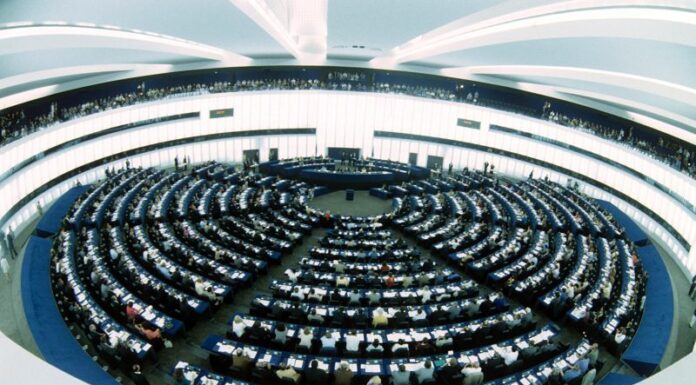 L’Europarlamento chiede l’embargo sull’energia russa