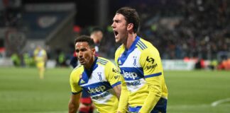 Zampata di Vlahovic, la Juventus espugna Cagliari per 2-1