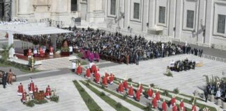 Papa Francesco in Piazza San Pietro per messa della Domenica delle Palme