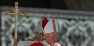 Una famiglia ucraina e una russa alle ultime stazioni della Via Crucis