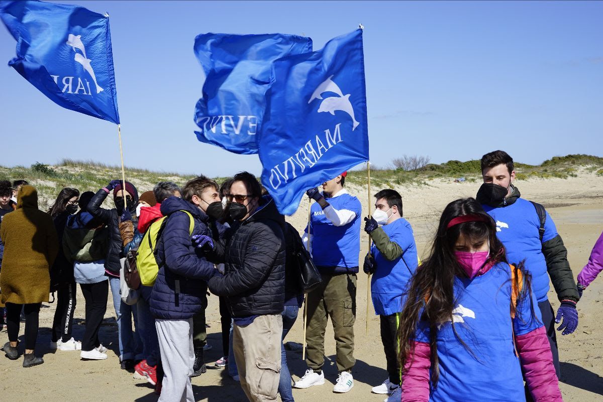 Marevivo, ripulita dai volontari la spiaggia di Acquatina a Lecce