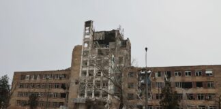 Proseguono gli attacchi aerei dei russi su Mariupol