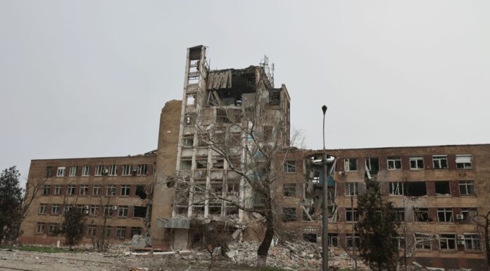 Proseguono gli attacchi aerei dei russi su Mariupol