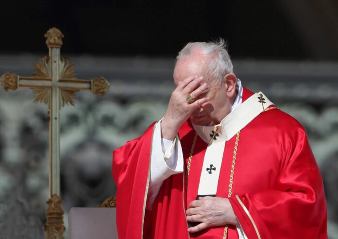 Roma, Papa Francesco celebra la messa della Domenica delle Palme in Vaticano