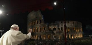 Papa Francesco per Via Crucis al Colosseo