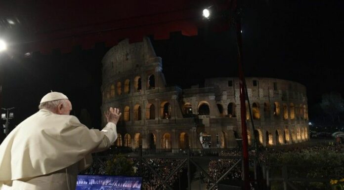 Papa Francesco per Via Crucis al Colosseo