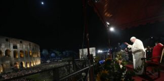 Papa Francesco alla Via Crucis “Dio disarma la mano di chi uccide”