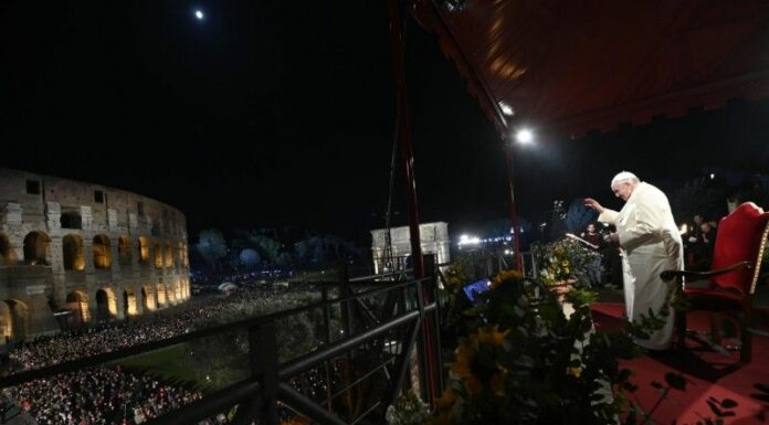Papa Francesco alla Via Crucis “Dio disarma la mano di chi uccide”