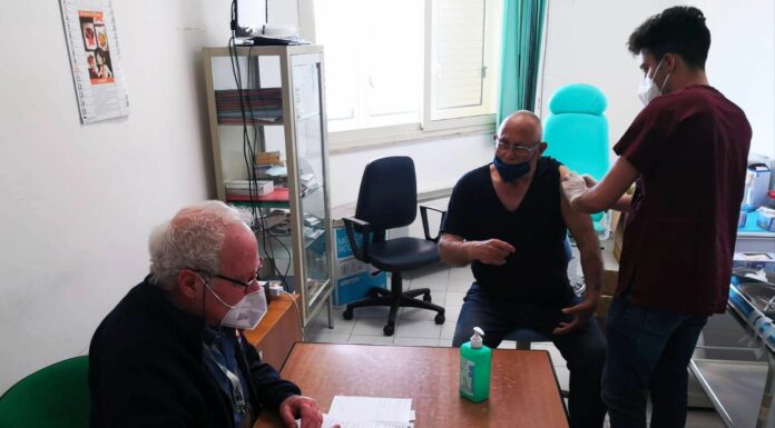 Vaccinazioni a Lampedusa, quarta dose per l’83enne Salvatore