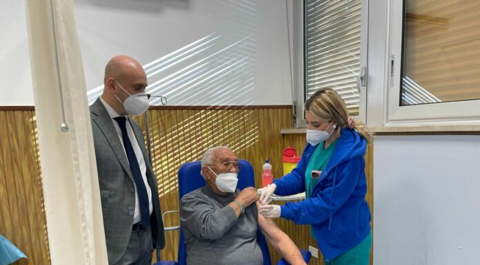 Covid, in Sicilia contagi in calo. Più di mille quarte dosi agli over 80