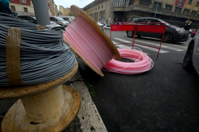 SERVIZIO POSA FIBRA OTTICA  CABLAGGIO INSTALLAZIONE CAVO CAVI