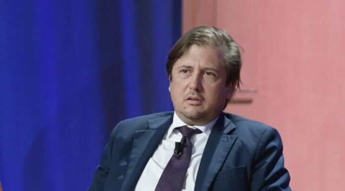 Covid, Sileri “Da maggio spostiamo mascherina da faccia a tasca”