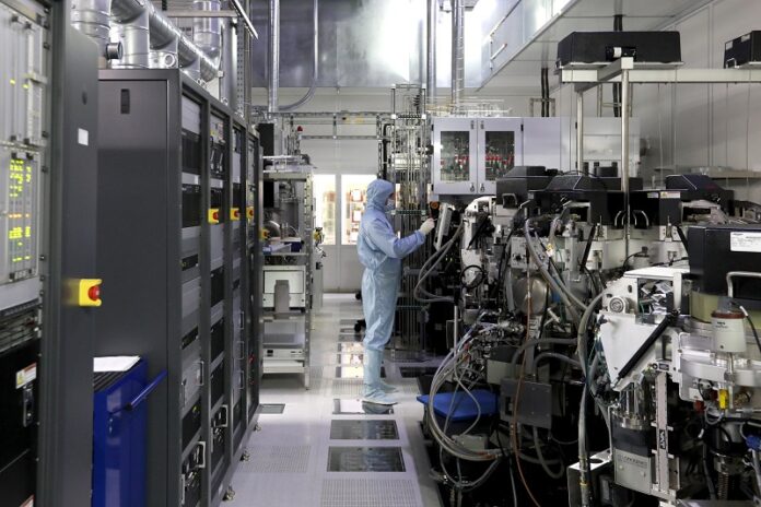 Russia: Produzione di microchip per passaporti elettronici nello stabilimento Mikron di Mosca