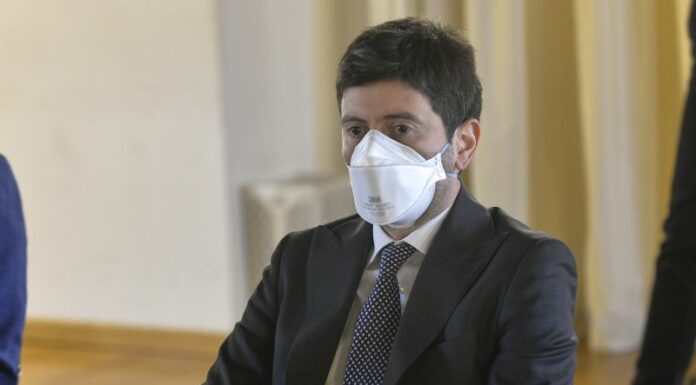 Speranza firma ordinanza, fino al 15/6 mascherine per trasporti e cinema