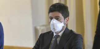 Mascherine al chiuso fino al 15 giugno per trasporti, cinema e ospedali