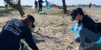 La spiaggia di Focene ripulita dai dipendenti di Adr e Boeing