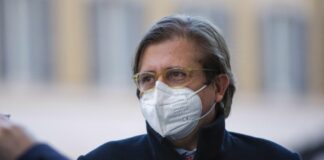 Covid, Sileri “Da maggio spostiamo mascherina dalla faccia alla tasca”