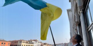 Brugnaro ritorna a Cà Farsetti per issare la bandiera ucraina