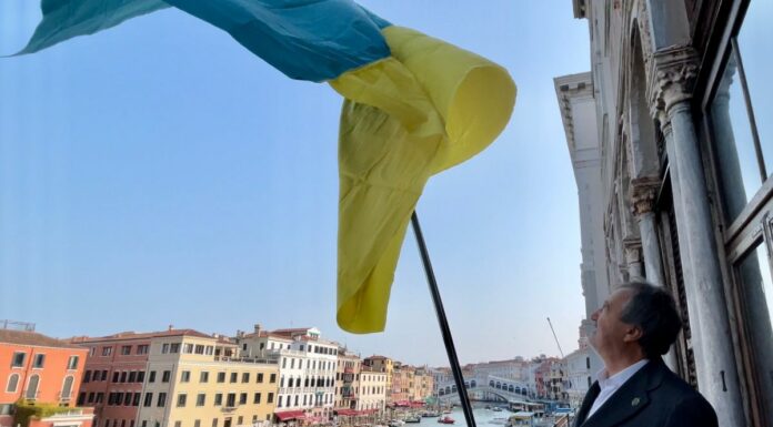 Brugnaro ritorna a Cà Farsetti per issare la bandiera ucraina