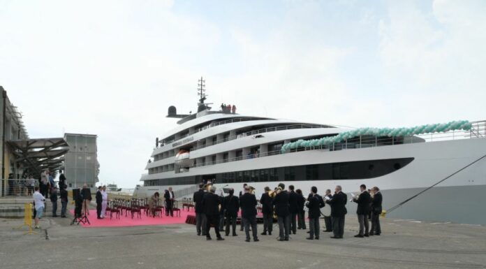 Alla Stazione Marritima battesimo dell’acqua di uno yacht di lusso oceanico