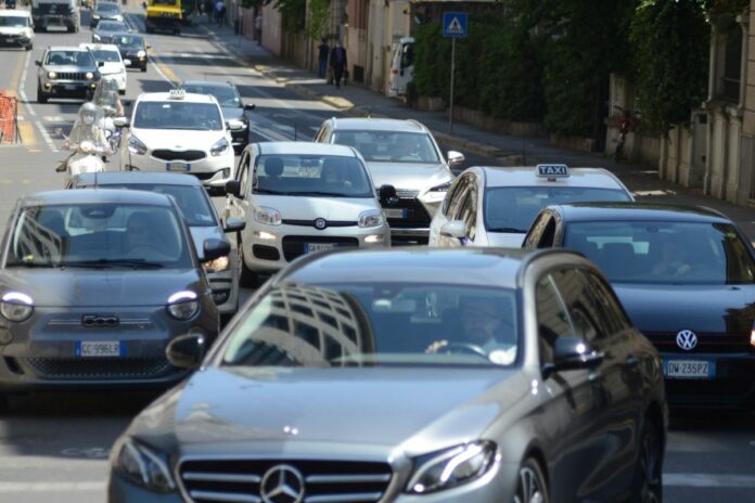 Milano - Traffico di auto e motorini in citta'