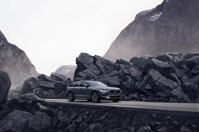 The Volvo V90 B6 AWD Cross Country in Thunder Grey