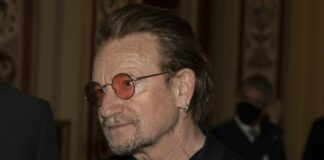 Bono suona a sorpresa nella metropolitana di Kiev