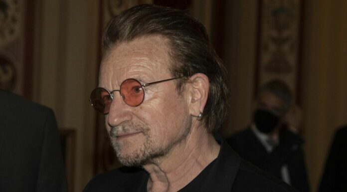 Bono suona a sorpresa nella metropolitana di Kiev