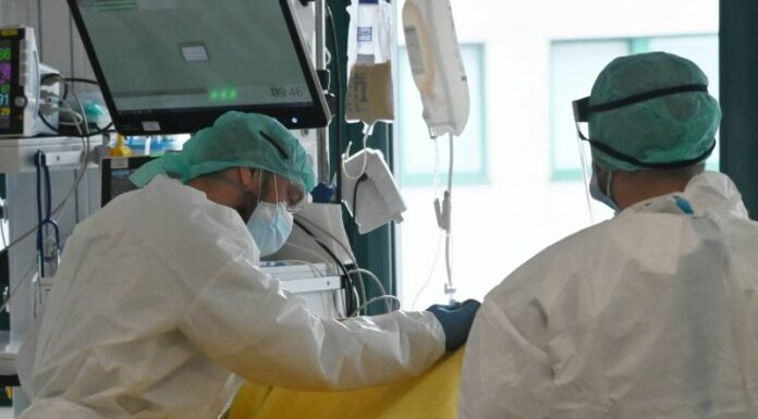 Covid, indice Rt stabile e occupazione intensive e ricoveri in calo