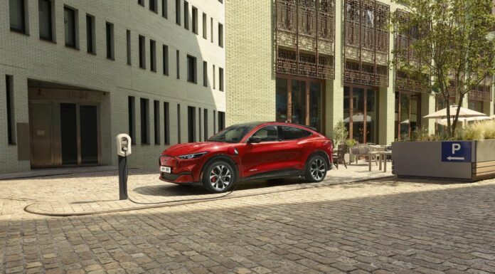 Ford si unisce appello UE per vendere solo auto elettriche dal 2035
